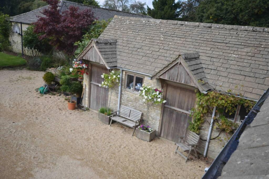 The Old Manor Coach House Apartment Cirencester Exterior foto