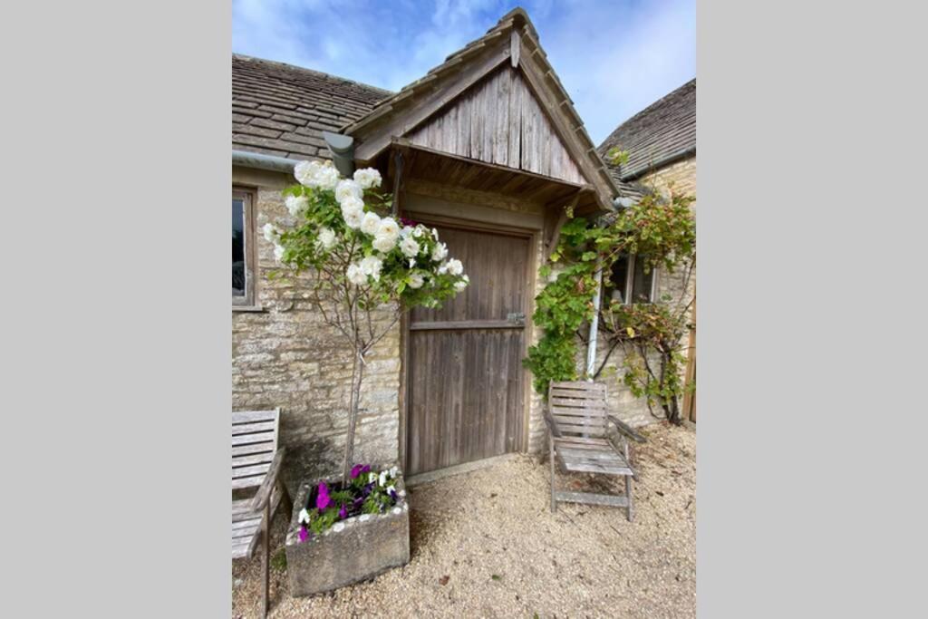 The Old Manor Coach House Apartment Cirencester Exterior foto